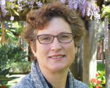 Leslie Gray headshot