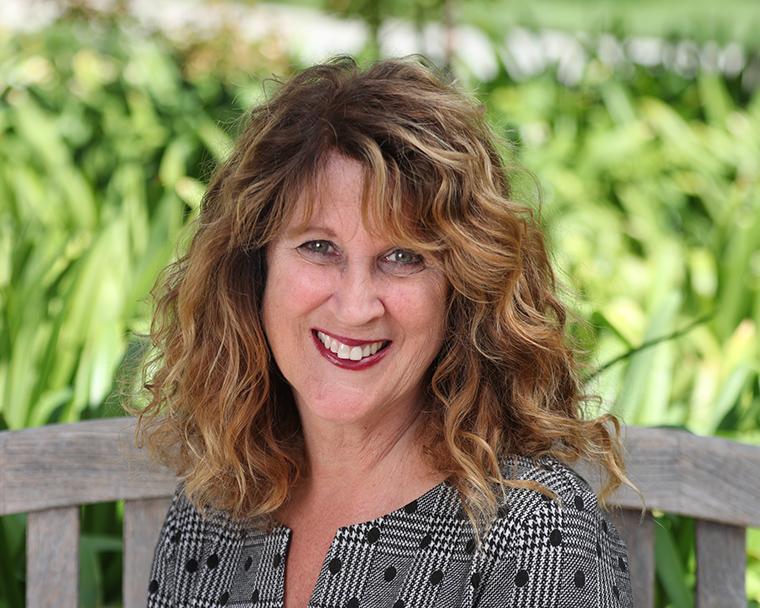 Janis Davis headshot