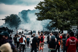 Reporters and large crowd of people/ 