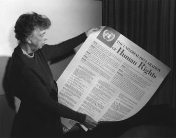 Eleanor Roosevelt holding poster of the Universal Declaration of Human Rights (in English), Lake Success, New York. November 1949. By FDR Presidential Library & Museum - CC BY 2.0