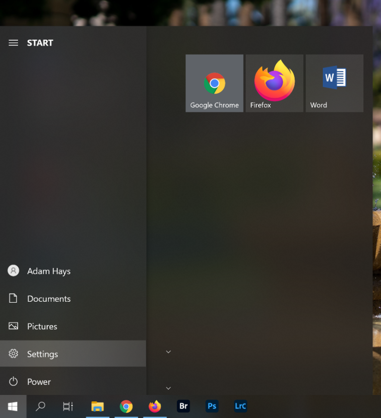 An image of the Windows Start menu with a red arrow pointing to 