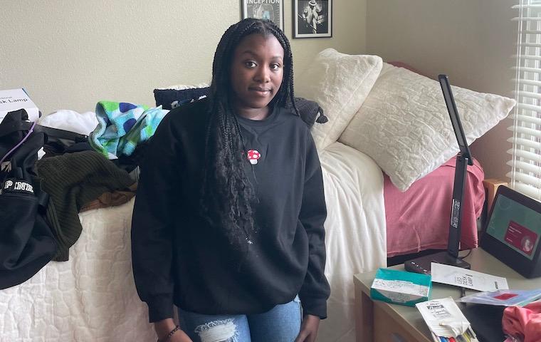 MacKenzie Fisher '26 takes a break during her move-in day at Graham Residence Hall.