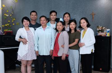 A group of seven people posing for a family photograph.