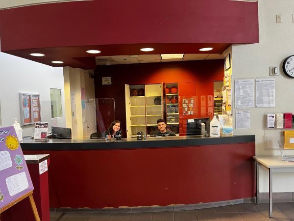 picture of employees at the front desk