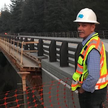 Jeff Abercrombie '84, lead engineer on Caltrans' new Big Sur Pfeiffer Canyon Bridge redesign, on the job site